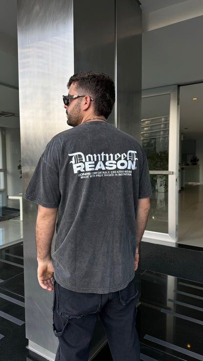 Remera Reason negro nevada oversize