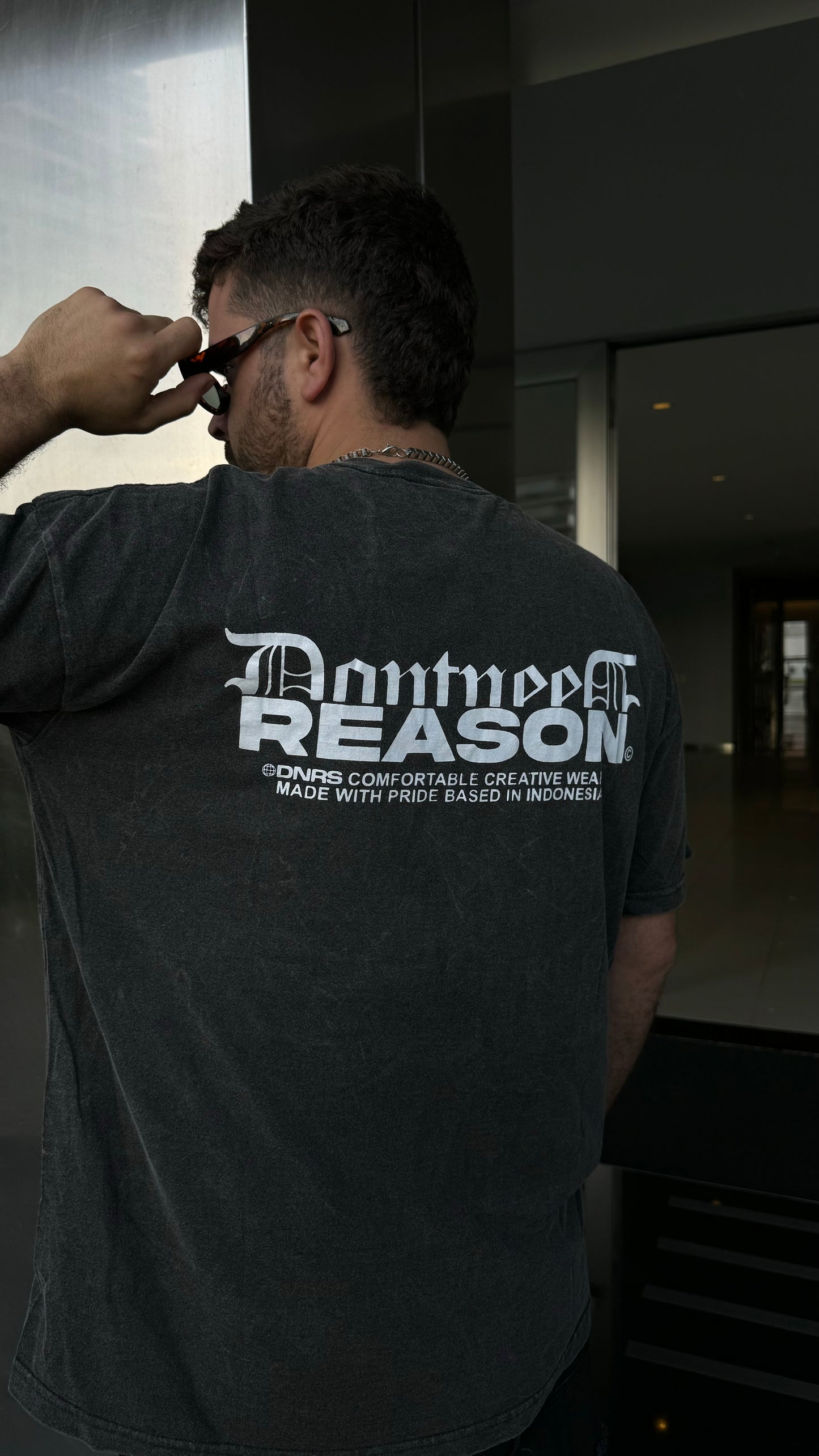 Remera Reason negro nevada oversize